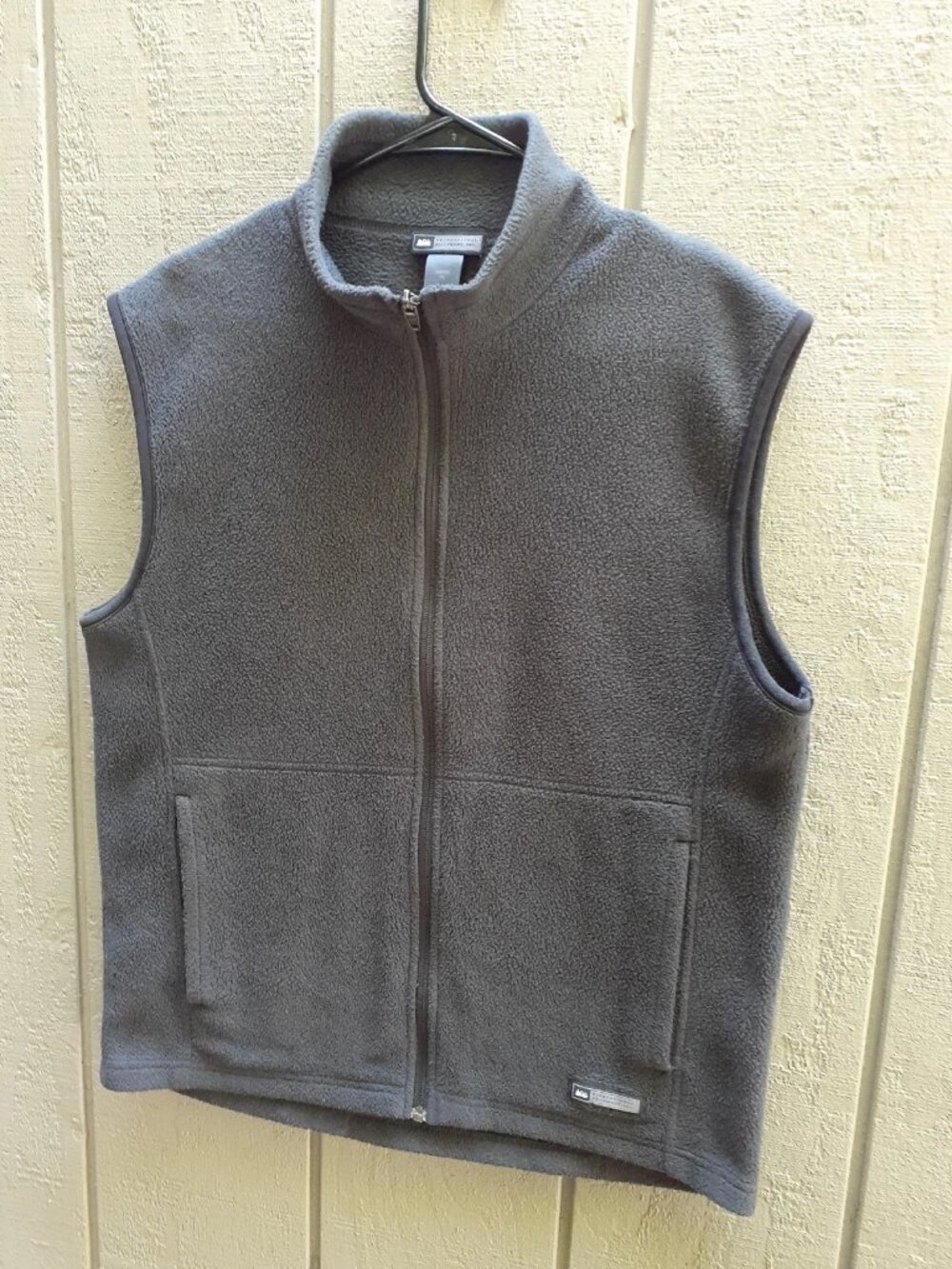 REI Fleece Vest Mens Medium Pockets Full Zip Made in Canada M Sleeveless Layer